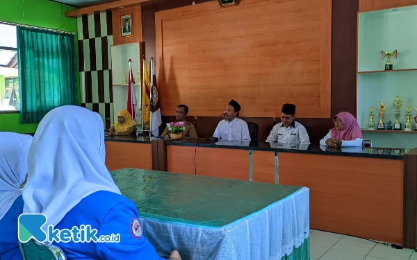 Foto Sosialiasi lisensi halal oleh KUA Kecamatan Karas kepada para siswa DT Tata Boga SMAN 1 Karas (Foto: Fairuz Shofa for Ketik.co.id)