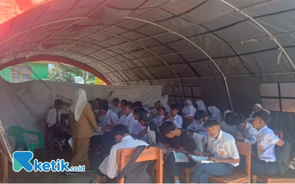 Thumbnail Berita - Siswa Belajar di Tenda Sementara, Bupati Bandung Janjikan Pembangunan SMPN 3 Pangalengan Minggu Depan