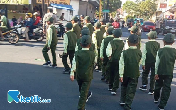 Foto MI Putra Faidlon Nujum Desa Taman Sareh saat mengikuti lomba gerak jalan (Foto: Mat Jusi/Ketik.co.id).