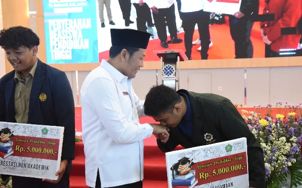 Foto Plt Bupati Sidoarjo H Subandi menyerahkan secara simbolik beasiswa pendidikan tinggi kepada mahasiswa di Gedung BPVP Tulangan pada Rabu (4/9/2024). (Foto: Istimewa)