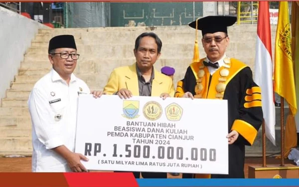 Tingkatkan IPM, Pemkab Cianjur Serahkan Bantuan bagi Mahasiswa Kurang Mampu