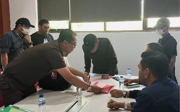 Foto Kasi Pidum Kejari Sidorjo Hafidi SH memimpin eksekusi terhadap pengacara Guntual Laremba di kantor Kejari Sidoarjo pada Rabu (4/9/2024). (Foto: Kejari Sidoarjo for Ketik.co.id)