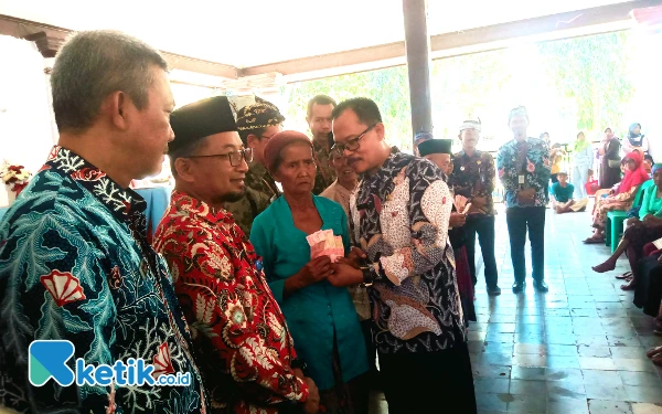 Foto Penyerahan secara simbolis bansos PKH PLUS oleh Kepala BKSDM Situbondo, Samsuri, bersama Kepala Dinas Sosial, Samsuri, kepada penerima manfaat. +Foto: Abdul Hakim/ketik co.id)