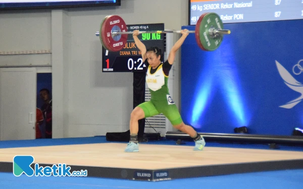 Foto Luluk Diana Tri lifter asal Jawa Timur berhasil meraih medali emas di kelas women 49 kg, Kamis, 5 September 2024. (Foto: Khaesar/Ketik.co.id)