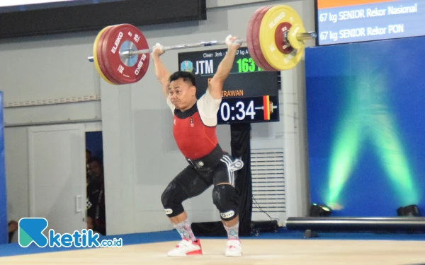 Foto Eko Yuli Irawan berhasil pecahkan rekor PON dengan angkatan 171 kg, Kamis, 5 Agustus 2024. (Foto: Khaesar/Ketik.co.id)