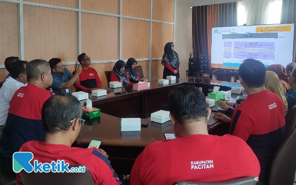 Foto Di Ruang Rapat RSUD dr. Darsono Pacitan, dilakukan FGD yang dihadiri Sekretaris Daerah, Heru Wiwoho, membahas soal peningkatan pelayanan kesehatan penyakit kardiovaskular. (Foto: Al Ahmadi/Ketik.co.id)