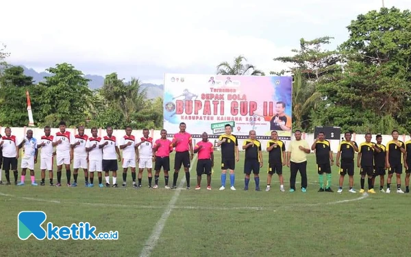 Foto Bupati Freddy Thie bersama Sekda Donald R Wakum dan tamu undangan foto bersama di lapangan stadion Triton Kaimana (foto Humas Pemkab Kaimana/Ketik.co.id)