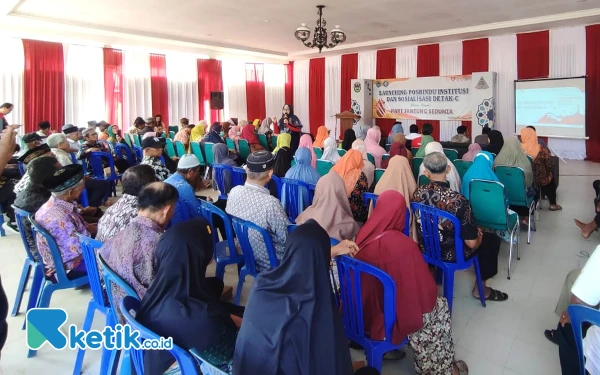 Foto Di Aula Kecamatan Punung, puluhan warga setempat menyimak sosialisasi yang diberikan oleh petugas kesehatan. (Foto: Al Ahmadi/Ketik.co.id)