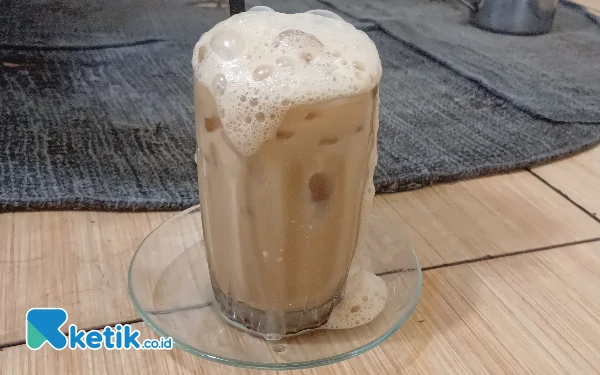 Foto Teh tarik manual menjadi minuman khas Aceh penarik wisatawan, Kamis, 5 September 2024. (Foto: Khaesar/Ketik.co.id)