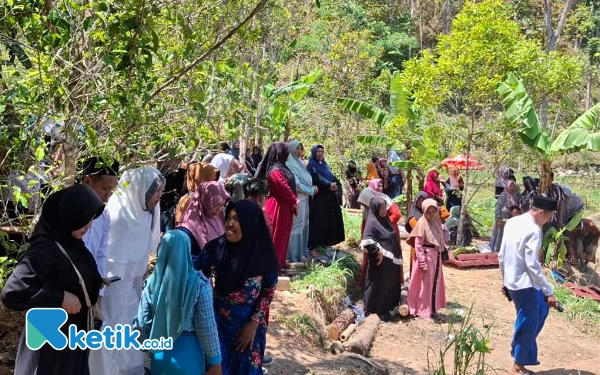 Foto Di pinggiran Tlogo Sono, ratusan warga turut antusias menonton mengenkan pakaian nuansa Islam. (Foto: Al Ahmadi/Ketik.co.id)