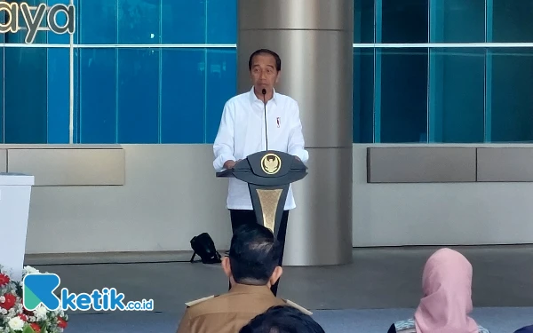 Foto Presiden Joko Widodo saat menyampaikan sambutan di peresmian RS Kemenkes Surabaya. (Foto: Husni Habib/Ketik.co.id)