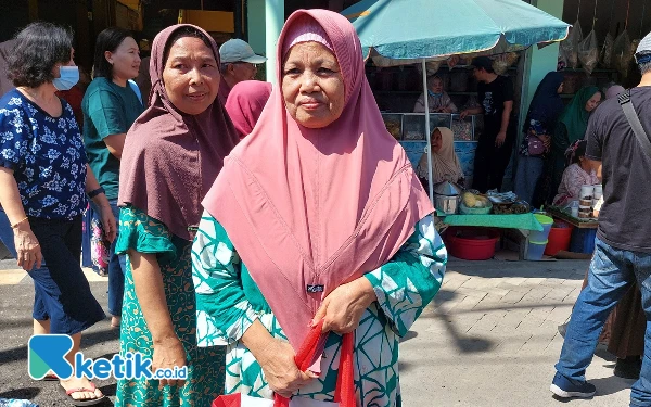 Foto Ulyati, salah satu warga yang menerima bingkisan dari Presiden Joko Widodo. (Foto: Husni Habib/Ketik.co.id)