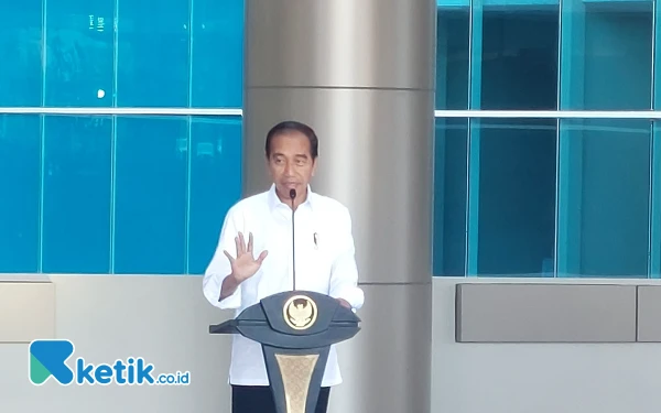 Foto Presiden Joko Widodo saat menghadiri peresmian RS Kemenkes Surabaya. (Foto: Husni Habib/Ketik.co.id)