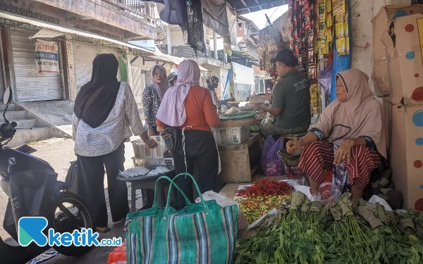 Foto Hiruk pikuk di Gang Pasar Arjowinangun Pacitan. Lapak Tumini terletak di Depan Deretan Ruko. (Foto: Al Ahmadi/Ketik.co.id)