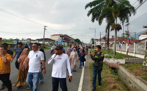 Foto Ratusan massa mendampingi calon walikota blusukan