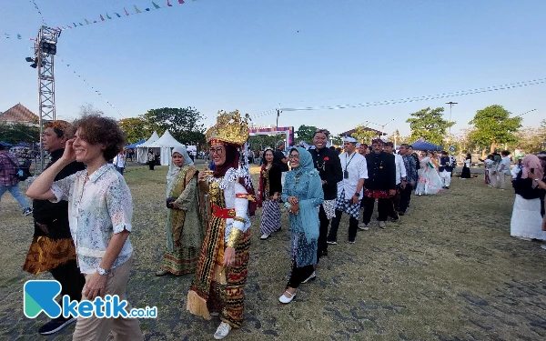 Foto Parade budaya yang diikuti para mahasiswa 
asing. (Foto: Husni Habib/Ketik.co.id)