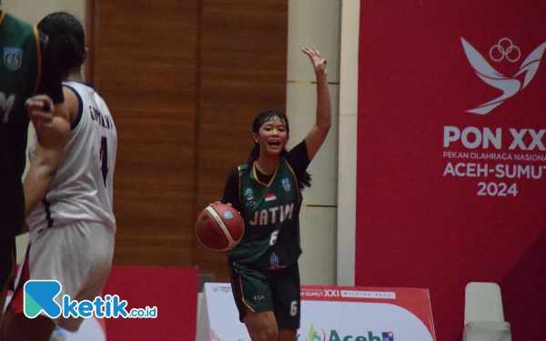 Foto Pemain basket putri mencoba mengatur serangan untuk memperoleh poin, Sabtu, 7 September 2024. (Foto: Khaesar/Ketik.co.id)