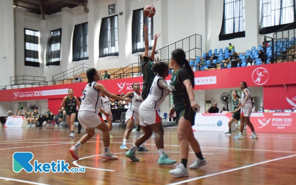 Foto Pemainan agresif ditunjukkan basket putri Jatim dilaga penentuan peluanh lolos semifinal, Sabtu, 7 September 2024. (Foto: Khaesar/Ketik.co.id)