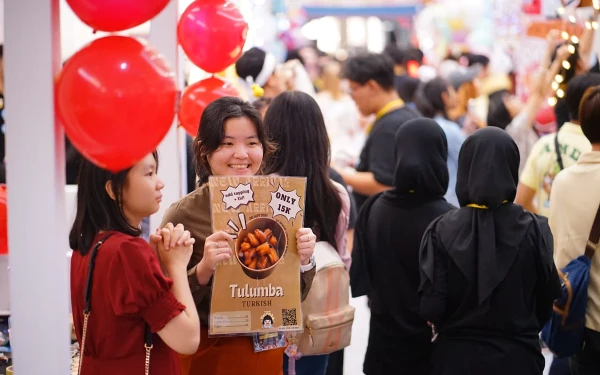 Foto Maba yang mengajak pengunjung agar mampir ke standnya. (Foto: Humas UC)