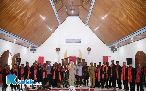 Foto Bupati Freddy Thie foto bersama saat peresmian Gereja Kiratu Urisa di kampung Urisa Kabupaten Kaimana (foto Humas Pemkab Kaimana/Ketik.co.id)