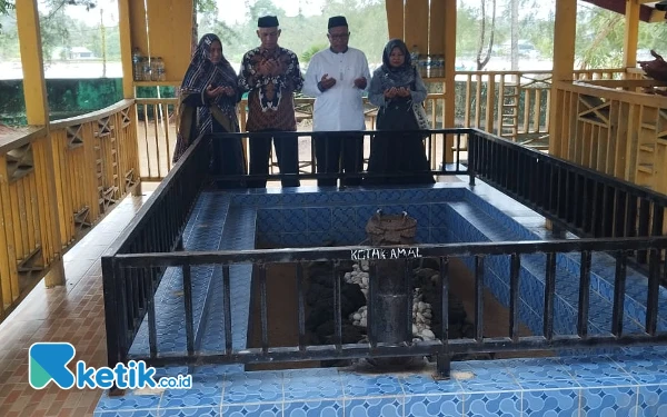 Foto Paslon Mawardi-Yusran saat Nyekar di Makam Ulama Tengku Diujung,  Latak Ayah, Simeulue Cut (Helman/Ketik.co.id)