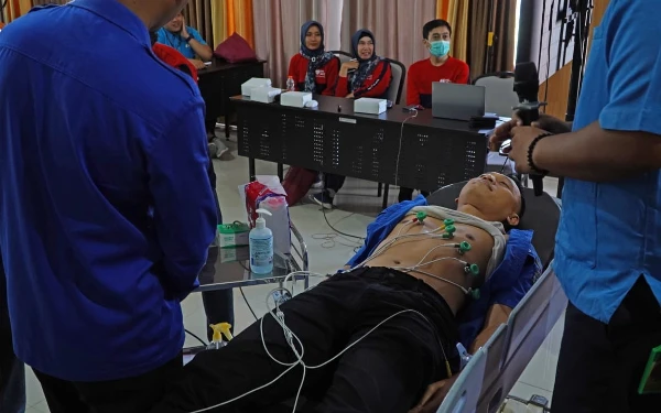 Foto Cek kondisi pasien menggunakan EKG, peserta diajak oleh dr. Adhika Prastya Wikananda, Sp.JP., mendiagnosis penyakit jantung yang diderita. (Foto: Fachrian for Ketik.co.id)