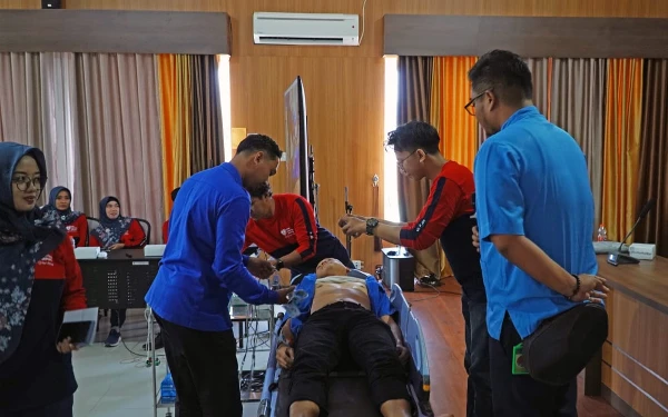 Foto Suasana praktek, peserta tengah mendiagnosis penyakit jantung yang diderita pasien. (Foto: Fachrian for Ketik.co.id)