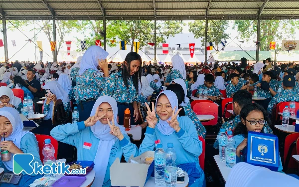 Foto Kegiatan Makan Bergizii Siswa SD dan SMP se-Surabaya (Foto: Aisyah fisa/Ketik.co.id)