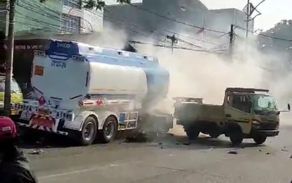 Thumbnail Berita - [CEK FAKTA] Video Kecelakaan Beruntun Truk Pertamina di Malang