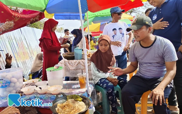 Foto Cabup Lukman Hakim menyapa pelaku UMKM di Drmaga Pelabuhan Kamal. (09/09/2024) (Foto.Ismail Hs/Ketik.co.id)