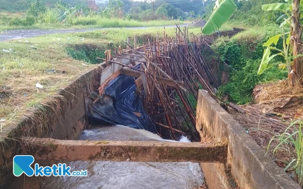 Foto Tanggul irigasi di Blangpidie, Abdya jebol yang tak kunjung diperbaiki pihak terkait. (Foto: JP for Ketik.co.id)