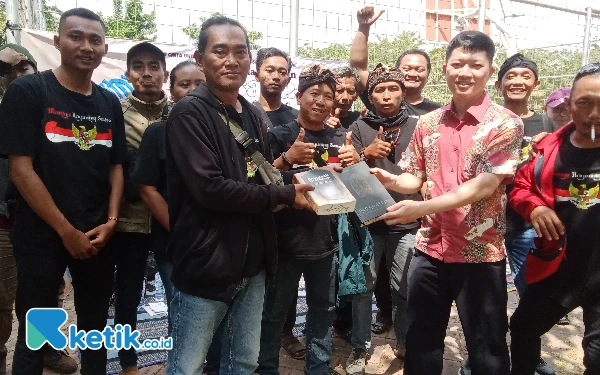 Foto Penyerahan langsung buku Pararaton, Anugerah Maharaja
Kamus Jawa kuno El Made Warsito kepada peserta. (Foto:Suyono/ketik.co.id)