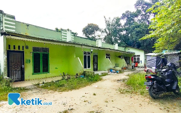 Foto Rumah kos-kosan (dua kiri) di mana awalnya disebutkan seorang anak di bawah umur disekap dan diperkosa di Labuhanbatu. Foto: Joko/Ketik.co.id)