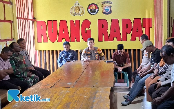 Foto Kapolsek Bacan Timur Yakub Biyagi Panjaitan saat memimpin jalannya mediasi (Foto Mursal Bahtiar)