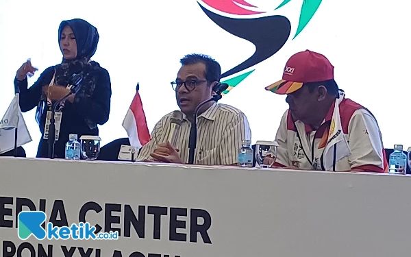 Foto Wakil Mentri Kominfo Nezar Patria dan Ketua Panwarah Wilayah Aceh Andrie Soetarno saat press converance, Minggu, 8 September 2024. (Foto: Khaesar/Ketik.co.id)