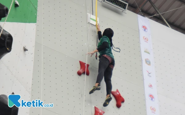 Foto Tercepat pemanjat Jatim berhasil meraih kemenangan dari kategori speed relay putri beregu, Minggu, 8 September 2024. (Foto: Khaesar/Ketik.co.id)