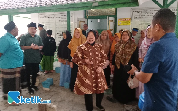 Foto Risma saat di Makam Kyai Ageng Basyariyah Sewulan Madiun