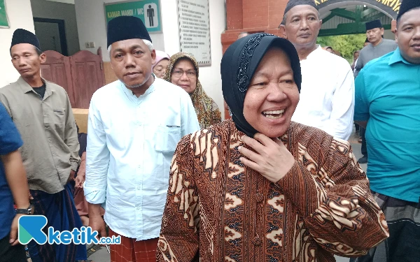 Thumbnail Risma Ziarah Makam Kyai Ageng Basyariyah di Sewulan Madiun