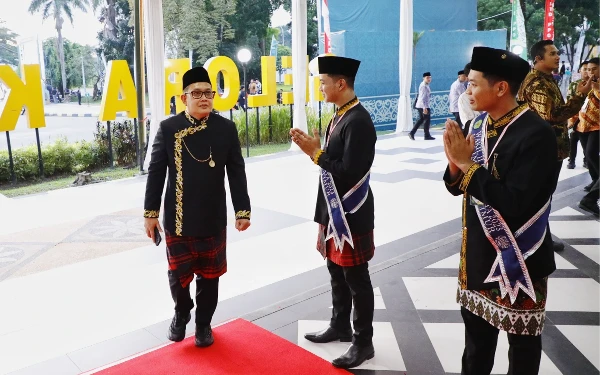 Foto Pj Gubernur Jawa Timur Adhy Karyono saat tiba di venue pembukaan MTQ nasional ke XXX di Samarinda. (Foto: Humas Pemprov Jatim)