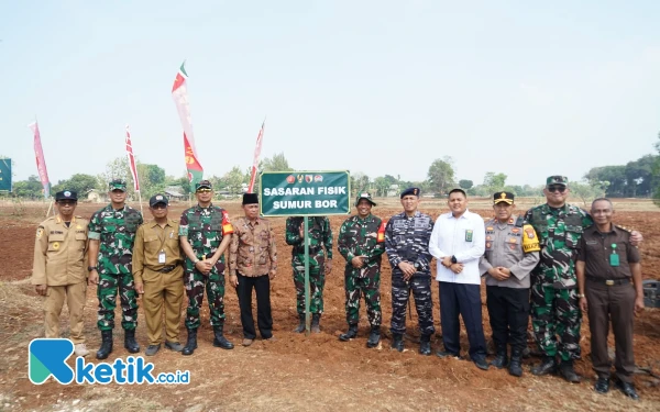 Foto Danrem Dandin Danlanal Batuporon beaerta pejabat lainnya dilokasi pengeboran sumur (09/09/2024) (Foto.Ismail Hs/Ketik.co.id)