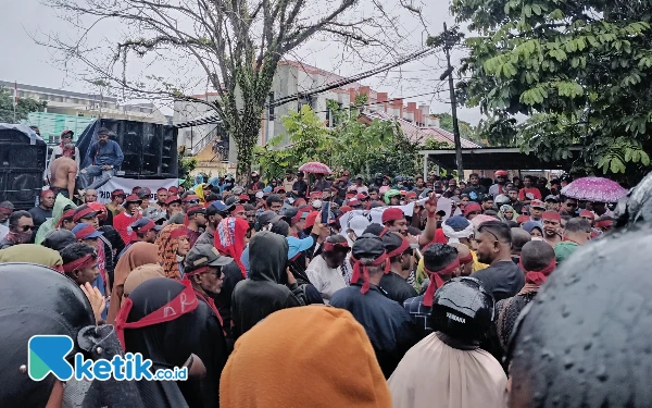 Foto Masa aksi pasangan Calon Gubernur dan Wakil Gubernur Papua Barat Daya saat melakukan orasi di depan kantor KPU Provinsi Papua Barat Daya. (Foto: Zaid Kilwo/Ketik.co.id)