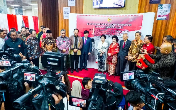 Foto Keterangan pers usai penyerahan Dokumen Surat Pimpinan MPR RI kepada Menteri Hukum dan HAM Republik Indonesia Supratman Andi Agtas dan kepada Ahli Waris Keluarga Besar Presiden Soekarno, Senin (9/9/2024) (Foto: Humas MPR)