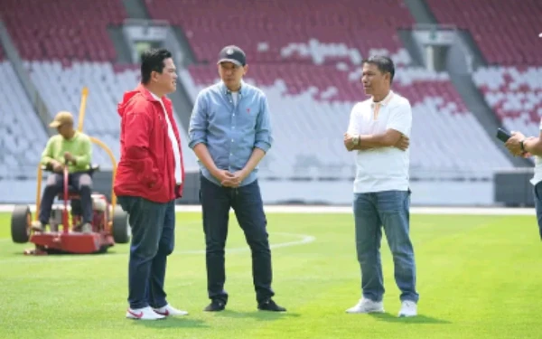 Foto Ketum PSSI Erick Thohir (kiri) meninjau kesiapan Stadion GBK untuk laga Indonesia versus Australia, Senin 9 September 2024. (Foto: PSSI)