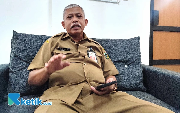 Foto Kepala Dinas Pendidikan (Dindik) Pacitan, Budiyanto saat diwawancarai di kantornya, Senin, 9 September 2024. (Foto: Al Ahmadi/Ketik.co.id)