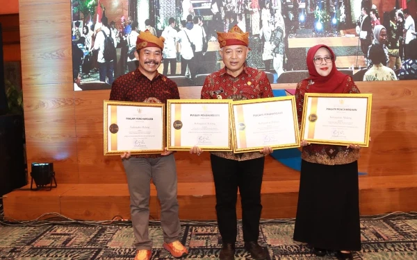 Foto Bupati Malang Sanusi bersama Kadisparbud Kabupaten Malang Purwoto usai menerima penghargaan dari Kemenparekraf RI. (Foto: Prokopim Kabupaten Malang)