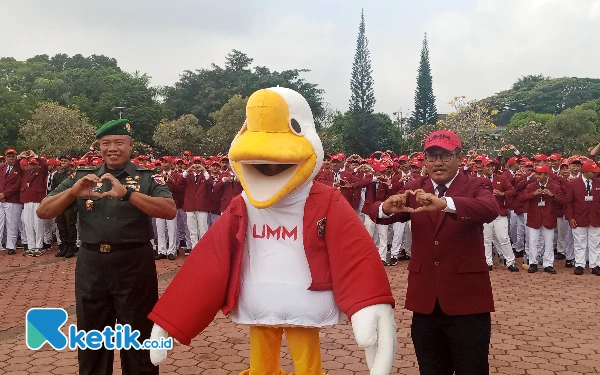 Foto Rektor UMM, Prof. Dr. Nazaruddin Malik dan Brigjen Ramli SE foto bersama maskot SWANUMM dan Ribu mahasiswa baru UMM 2024. (Foto: Sholeh/Ketik.co.id)