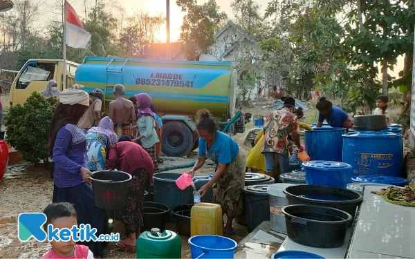 Foto Warga Kecamatan Robatal saat menerima bantuan Air Bersih pada tahun 2023 (Foto: Mat Jusi/Ketik.co.id).