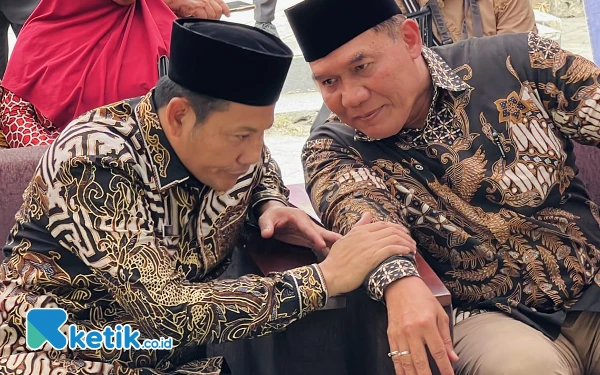 Foto Dewan Pakar DPP Partai Gerindra Bambang Haryo Soekartono berbincang dengan H Subandi di sela-sela menghadiri acara penyerahan bantuan untuk pedagang Pasar Krian pada Selasa (10/9/2024). (Foto: Dinas Kominfo Sidoarjo)