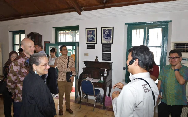 Foto Dubes Amerika saat mengunjungi museum rumah H.O.S Tjokroaminoto. (Foto: Humas Pemkot Surabaya)