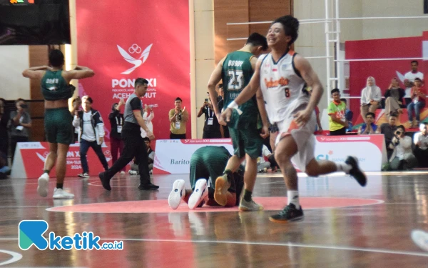 Foto Tertunduk lesu pemain Jatim usai wasit meniup peluit panjang dikuarter 4 , Selasa, 10 September 2024. (Foto: Khaesar/Ketik.co.id)